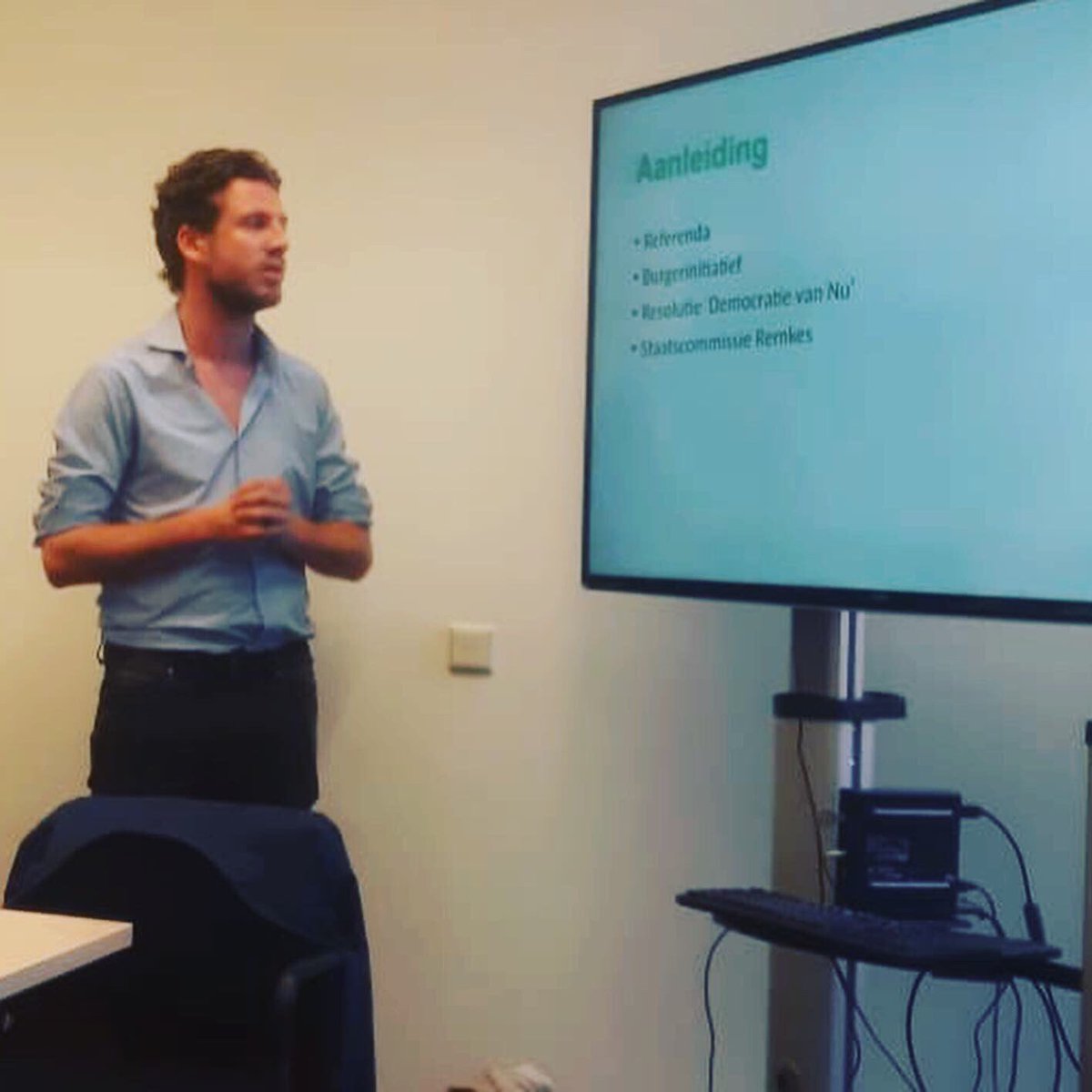 D66Opfrissing's tweet photo. Vanavond kwam Opfrissing, samen met de D66-thema-afdeling Democratie en Rechtstaat bijeen op het D66-hoofdkantoor om samen met D66-Kamerlid Joost Sneller te spreken over Democratische vernieuwing. Een mooi, gedetailleerd gesprek over nieuwe voorstellen. https://t.co/6nv5HIpgU6