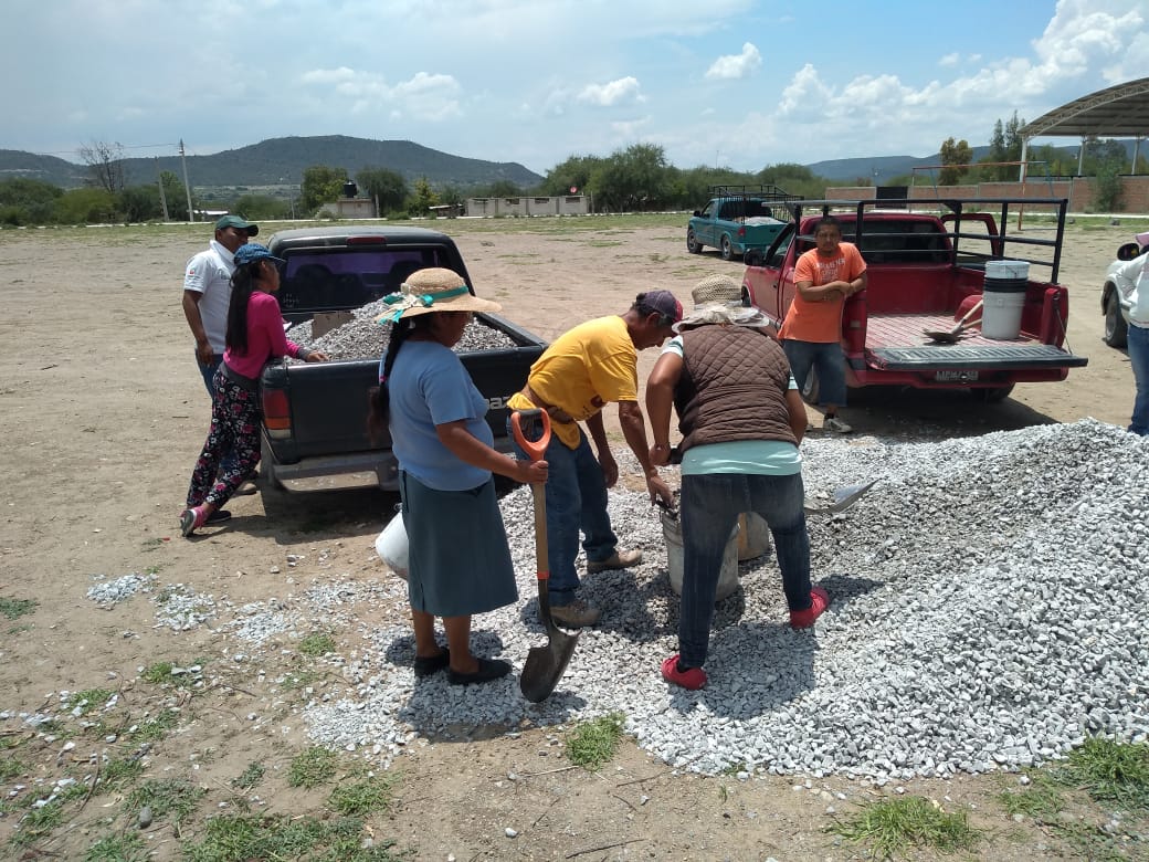 cj_juvempro's tweet photo. El equipo #juvempro continuando con la entrega de agregados para gallineros microrregion fría en panales, Ixmiquilpan, los cuales contribuirán a la mejora de la alimentación en las familias ixmiquilpenses mediante la producción de huevo 
#SeguridadAlimentaria
@SEDAGRO_HIDALGO https://t.co/or6Gu6V0rU