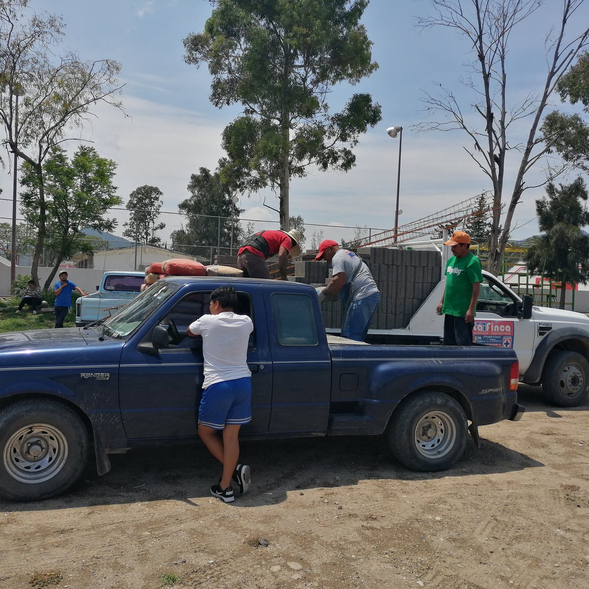 cj_juvempro's tweet photo. El equipo #juvempro continuando con la entrega de agregados para gallineros microrregion fría en panales, Ixmiquilpan, los cuales contribuirán a la mejora de la alimentación en las familias ixmiquilpenses mediante la producción de huevo 
#SeguridadAlimentaria
@SEDAGRO_HIDALGO https://t.co/or6Gu6V0rU