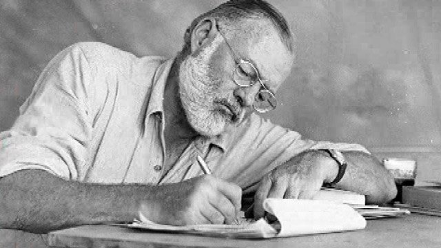 El 2 de julio de 1961 fallecía Ernest Hemingway, novelista estadounidense, premio Pulitzer 1953 y premio Nobel en 1954. Unos de los más importantes escritores del siglo XX, autor de novelas como El viejo y el mar y Por quién doblan las campanas.