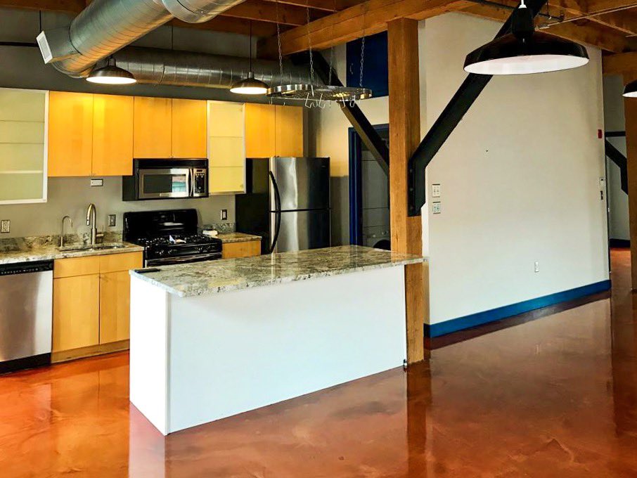 level5pntgllc's tweet image. How about giving a new life to your floor? This beautiful floor project was done in Chelsea (MA). They received the “Reflector Epoxy Floor” product from @elitecreteeast. Colors used: Copper, Brass and Cairo.

📸: Rodrigo Carassini

#LevelFivePainting #EpoxyFloor #ReflectorEpoxy