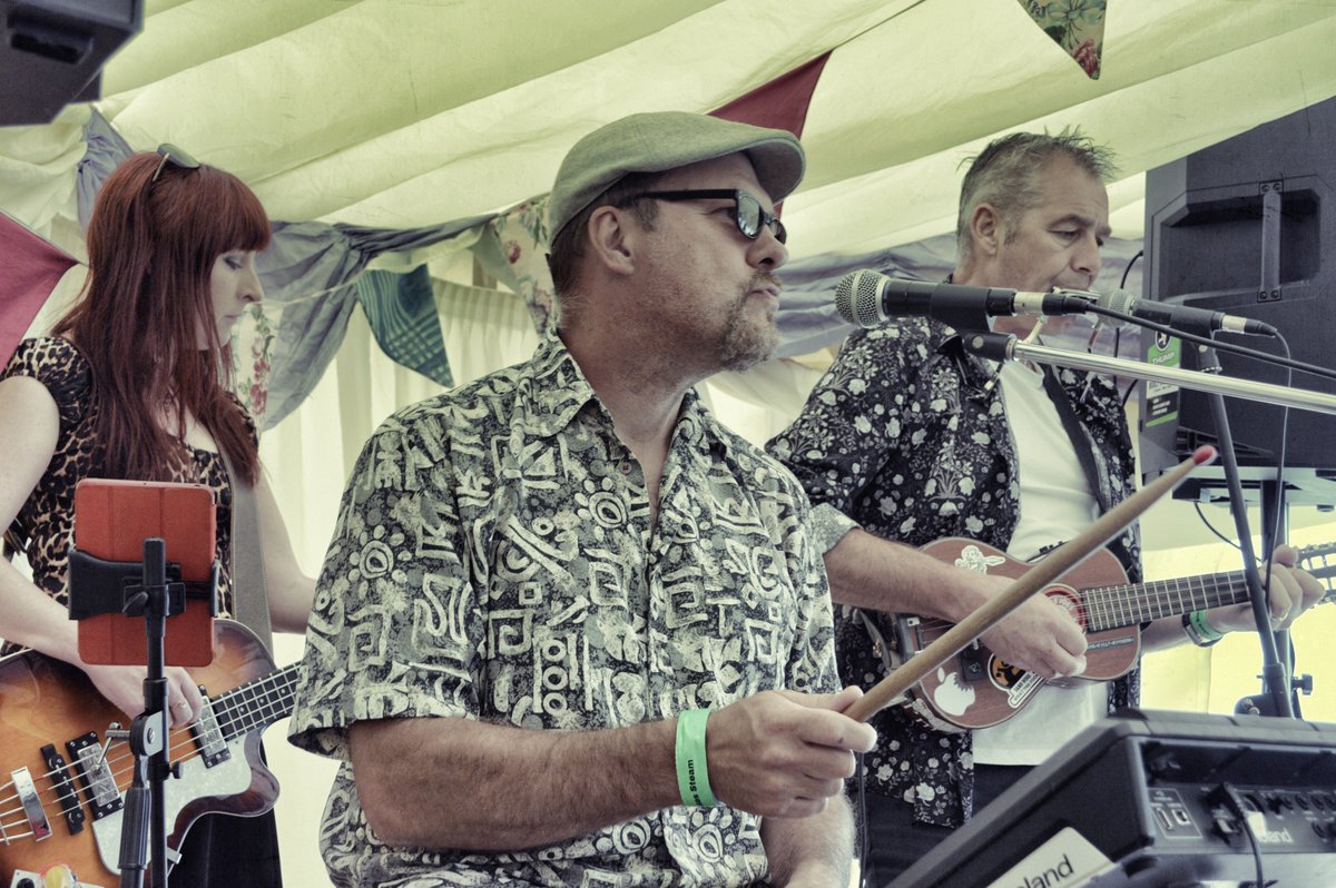 Chonkinfeckle's tweet image. We had great fun playing at the #leisurelakes #steam and #vintagevehicle rally in #Merebrow this last weekend. Super cars and #steamengines plus the legendary #freddibnah 2 #landrovers and steam roller. #ukulele #folkmusic #contemporaryfolk