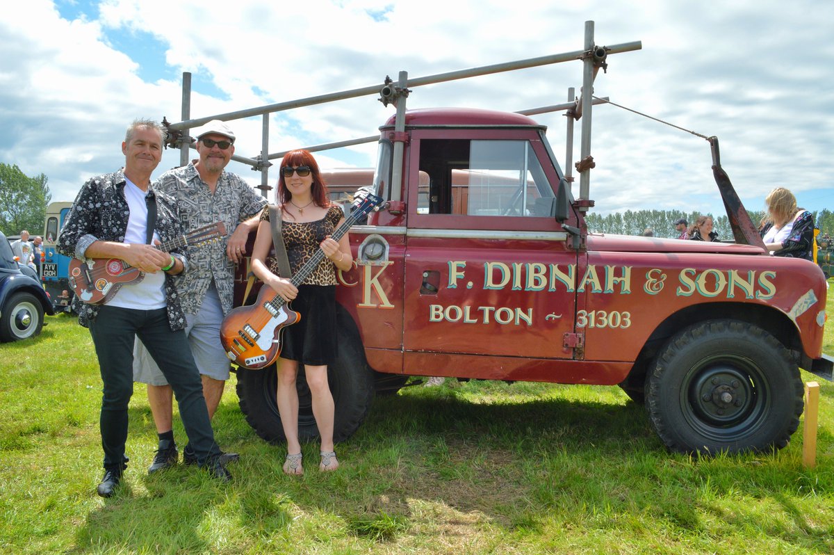 Chonkinfeckle's tweet image. We had great fun playing at the #leisurelakes #steam and #vintagevehicle rally in #Merebrow this last weekend. Super cars and #steamengines plus the legendary #freddibnah 2 #landrovers and steam roller. #ukulele #folkmusic #contemporaryfolk