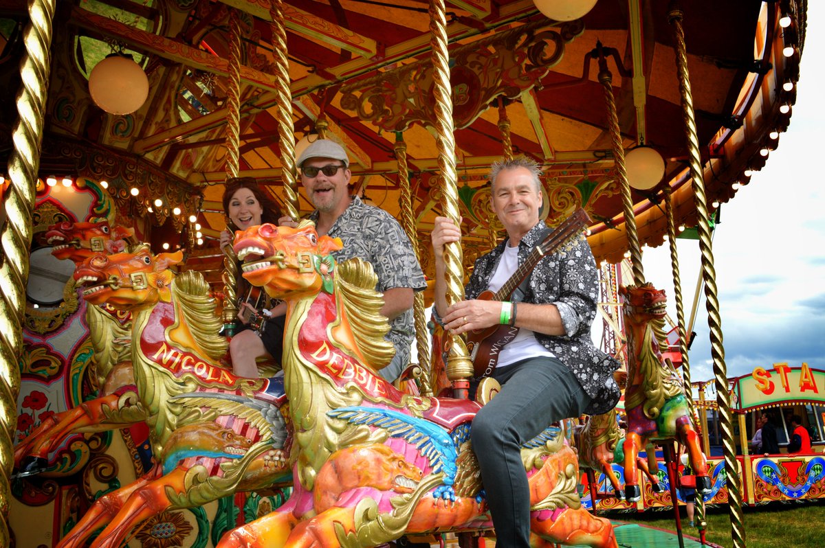 Chonkinfeckle's tweet image. We had great fun playing at the #leisurelakes #steam and #vintagevehicle rally in #Merebrow this last weekend. Super cars and #steamengines plus the legendary #freddibnah 2 #landrovers and steam roller. #ukulele #folkmusic #contemporaryfolk