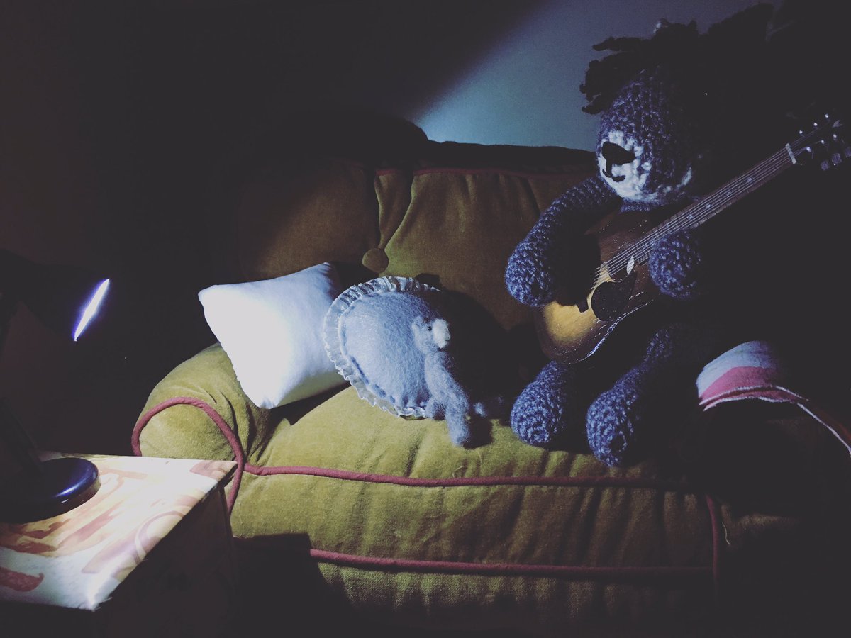 LupoMeta's tweet photo. Dicono che la notte porti consiglio.
Io dico che porta anche tante nuove canzoni...❤️
#LaMusicaÈVita #Buonanotte dal #MetaLupo #lupopoeta 😊🌸🐺💛 https://t.co/BBMF7HdI0O