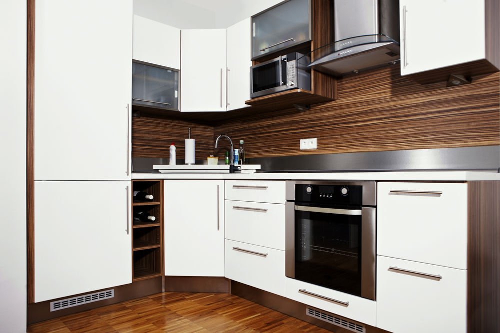 GordonLovellWpg's tweet photo. This kitchen combines the extremes of light and dark and puts them together masterfully. Not everyone will be on board with white cupboards, but you do have to appreciate the beautiful wood on the wall. https://t.co/79ZPhXDgeb