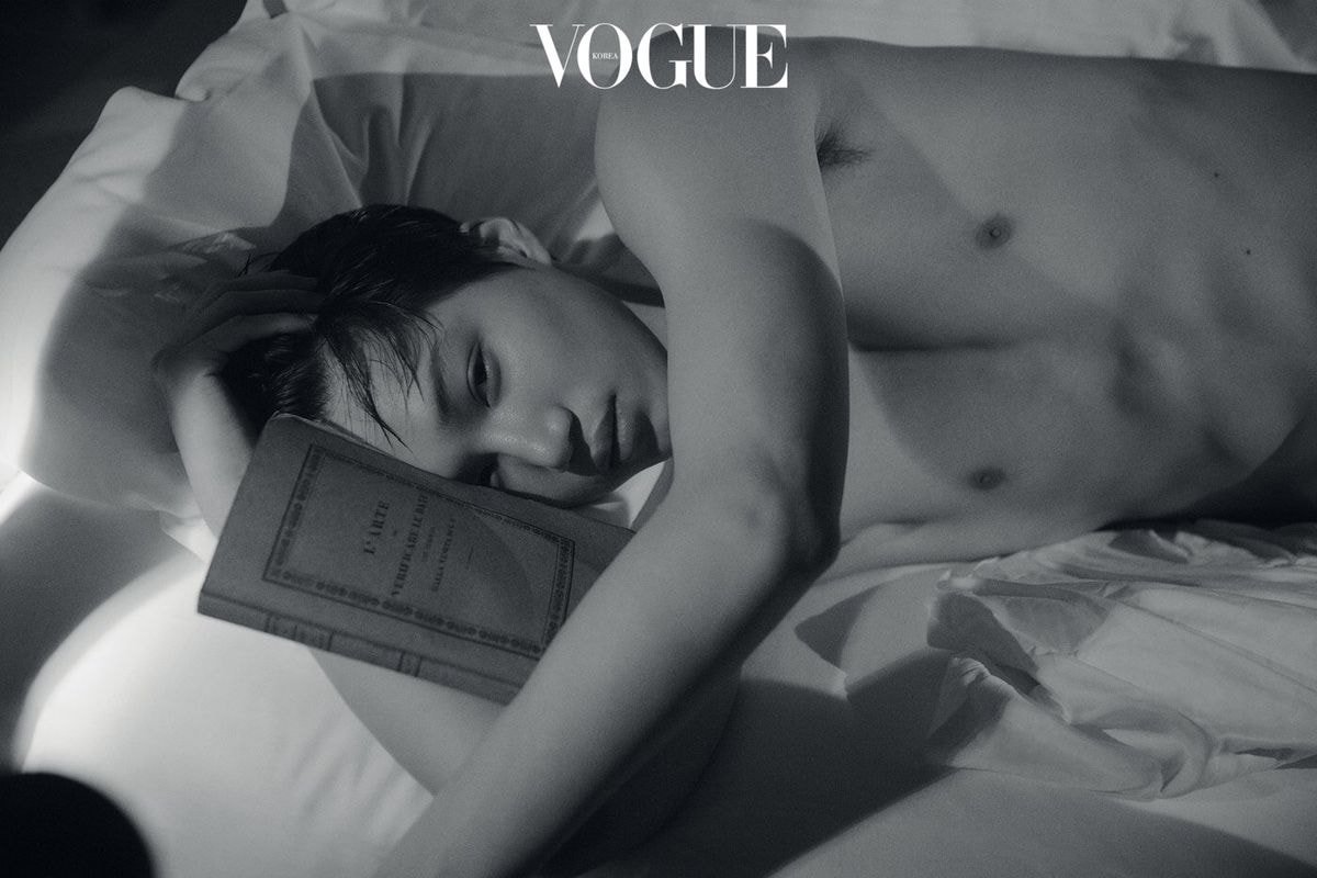 #EXO's Kai heats up the room with shirtless photos for Vogue Korea allkpop.com/article/2019/0…
