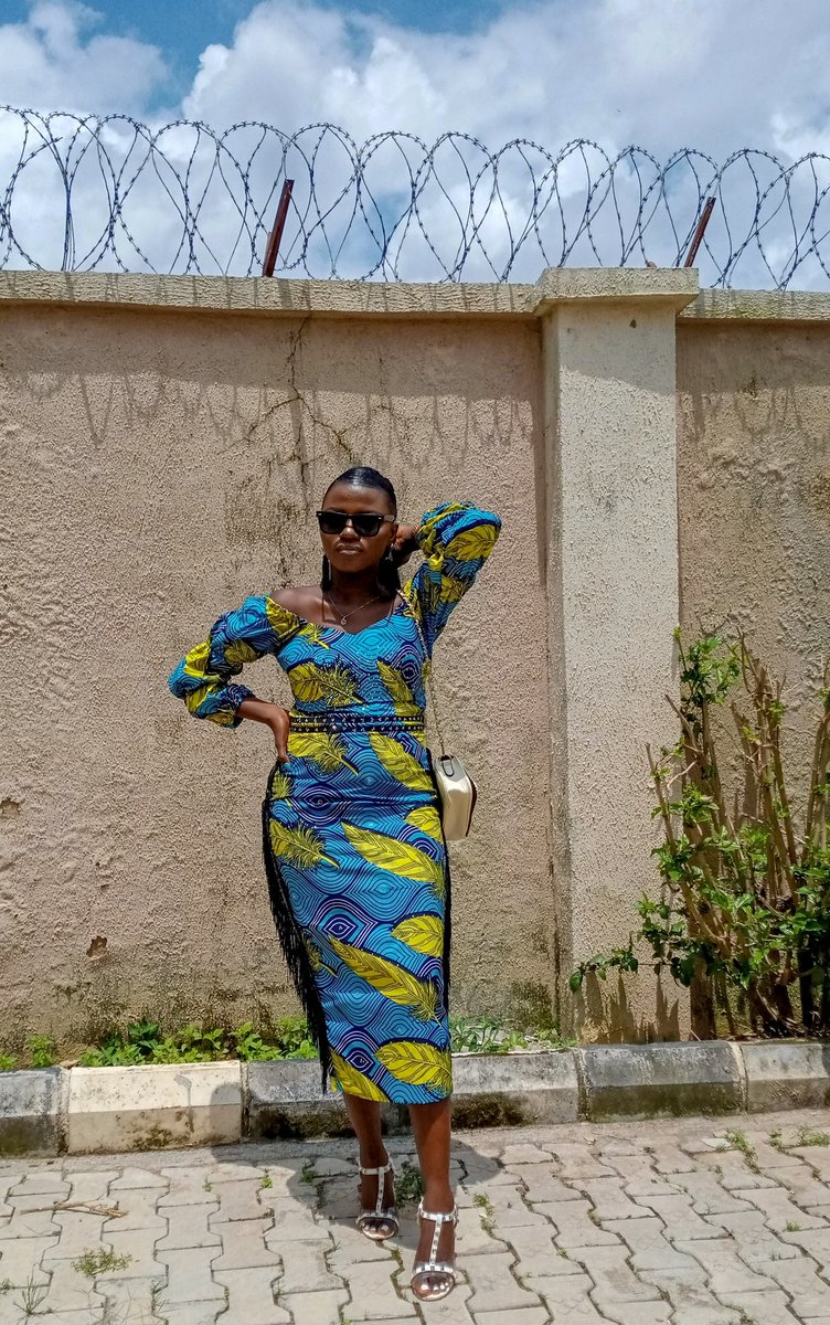 I want you to remember me for the GOOD things.
.
#kadunayoutuber#kadunablogger#nigerianyoutuber#kadunainfluencer#iamnorth#africanprint#ankaragown#fringes#ponytail#ankara#pinterest#photography#sky#fashionblogger#nigerianblogger