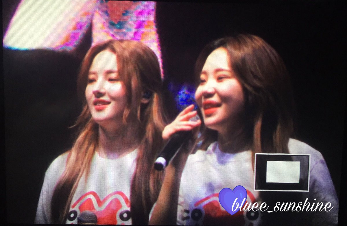 bluee_sunshine's tweet photo. PREVIEW 300619 MEX 🇲🇽
#Momoland #모모랜드 #Nancy #낸시 #AhIn #아인 #JooE #주이 #Jane #제인 #Hyebin #해빈 #Nayun #나윤 #MOMOLANDINMEXICO #MerryGoInMexico
@MMLD_Official https://t.co/aDHDRZWFQI