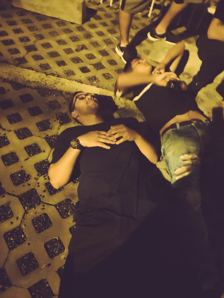 maierzito's tweet photo. Eu e um desconhecido admirando o céu depois do open bar https://t.co/GRbY1jI1CZ