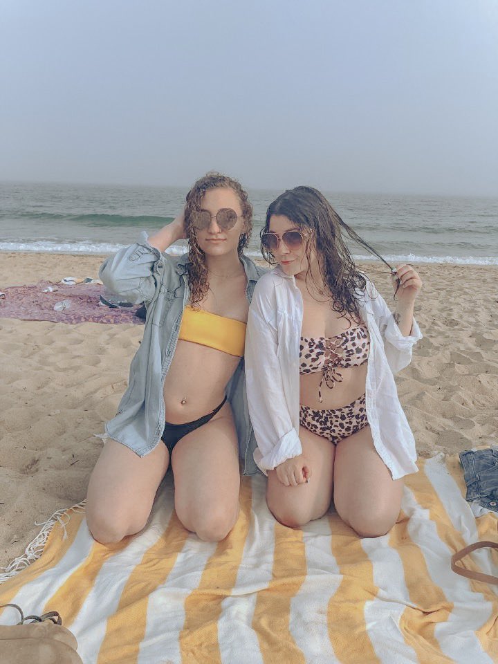 JWUDPhiE's tweet photo. ✺ Beach babes ✺ https://t.co/FOTg3dX7z7