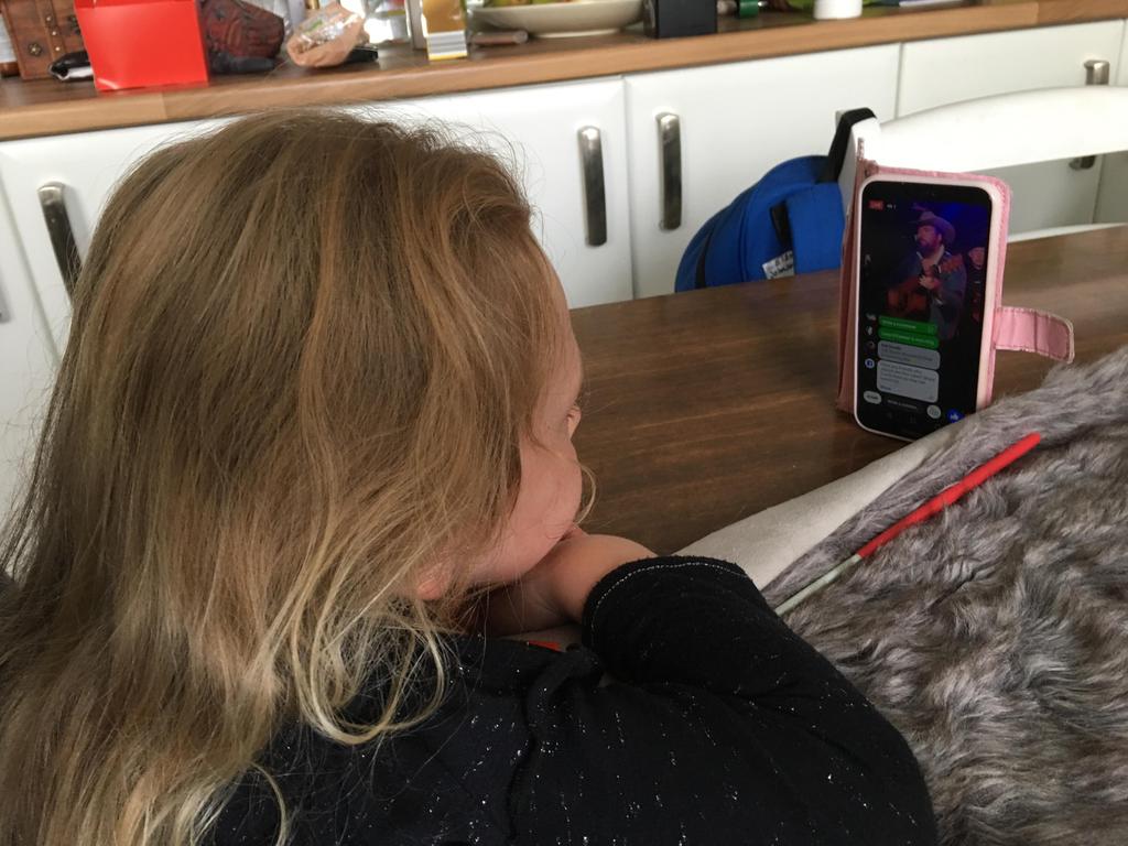 KatDeeds's tweet photo. @dixiefieldsfest She sure is @dixiefieldsfest, and she can't wait!
This is Elsie watching her (and Nanny's) favourite Stevie O'Connor 🐺
#minihowler https://t.co/QfDaffQyJP