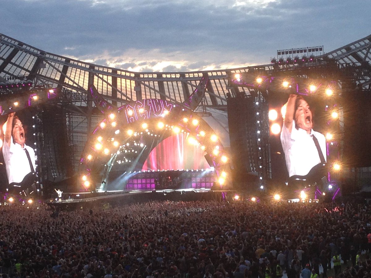 simonbower3's tweet photo. 4 years ago tonight, the night Angus played a few chords with a bottle of lager! Dublin, thanks for the memories! #acdc #Dublin #onemoretour https://t.co/oXJ6qLGqNR