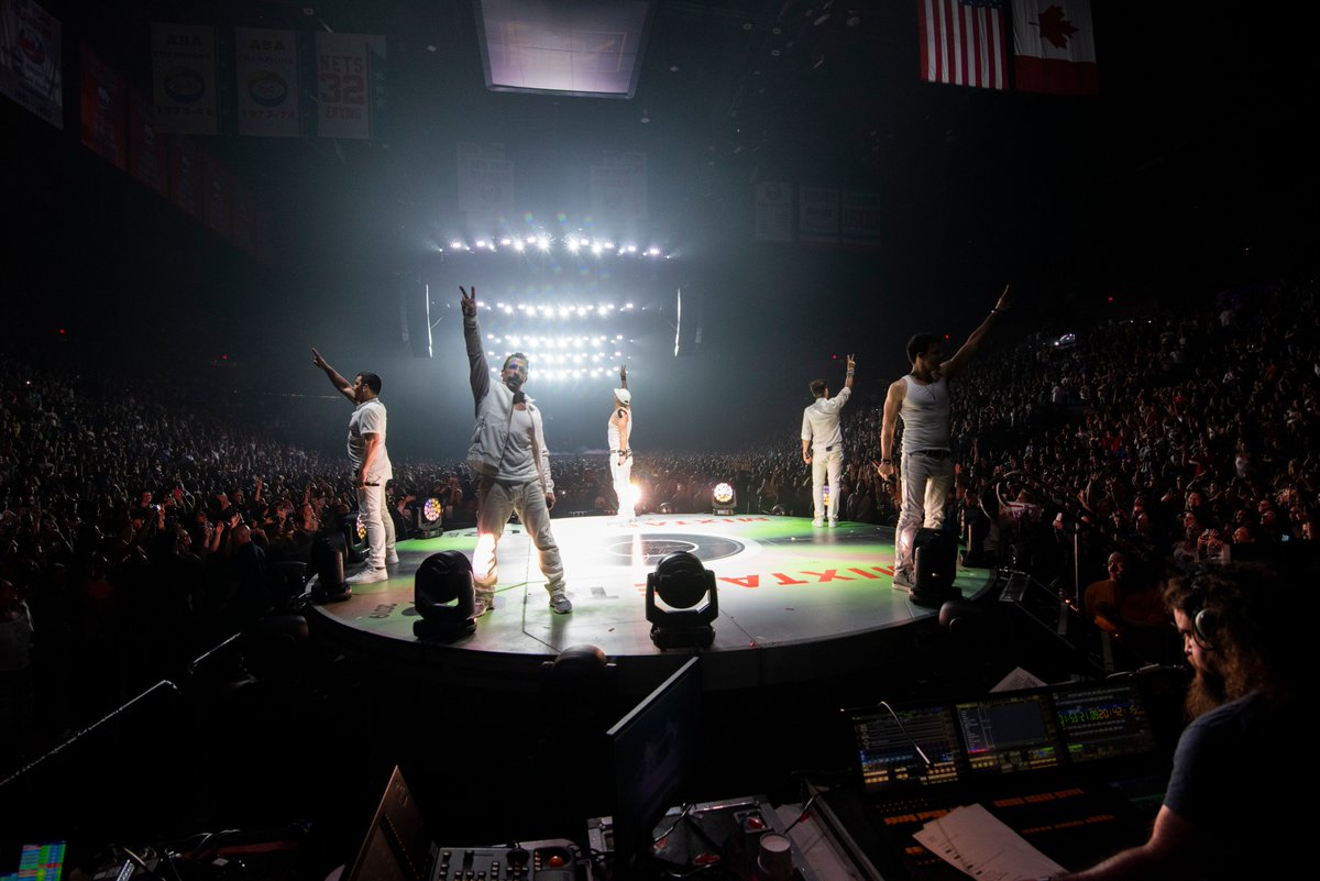 It was all storybook love, New York 🗽. A one of a kind audience, thank you! #MixtapeTour 📷: <a href="/mjambriz/">mjambriz</a>