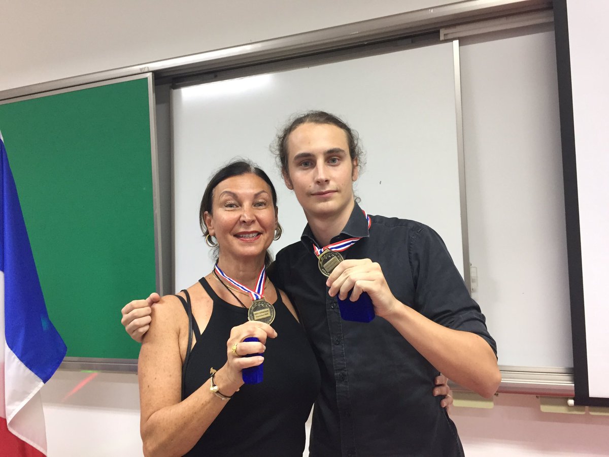 2017 vs 2019 :Remise d’une médaille par 2 ambassadeurs différents.Bravo à Arthur, une nlle vie commence ! ton gd père Francis aurait été fier de toi, tout comme tes mamies qui nous ont aussi quittés cette année 😢 La famille est un trésor et nous continuerons à les faire vivre