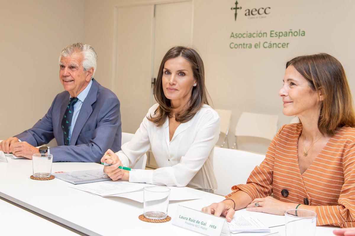 ContraCancerMAD's tweet photo. S.M. la Reina Doña Letizia ha asistido a una de las reuniones de trabajo de la #AECC acompañada por Ignacio Muñoz, presidente de AECC y Laura Ruiz de Galarreta @LauraGalarreta, presidenta de @aeccMadrid. #ContigoDamosLaCara 
📷 María Nieto Raventos @MNRaventos https://t.co/i6DfheK7Bw