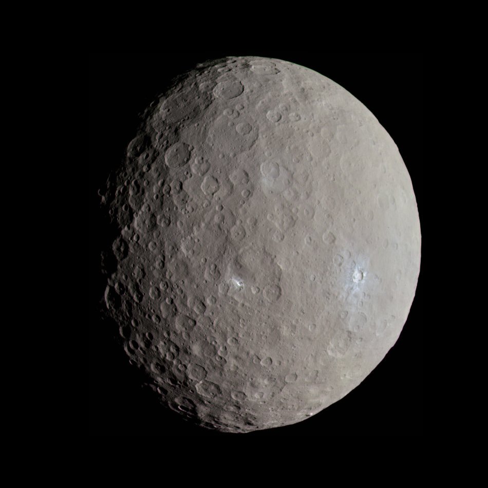 CSIC's tweet photo. El planeta enano Ceres se contrajo originando grandes fallas. Situado entre las órbitas de Marte y Júpiter, Ceres, de 1.000 kilómetros de diámetro, es un cuerpo mitad satélite helado, mitad planeta rocoso, que alberga un océano interno.

➡️https://t.co/eWmwwQFYQo https://t.co/wH26E57u3b