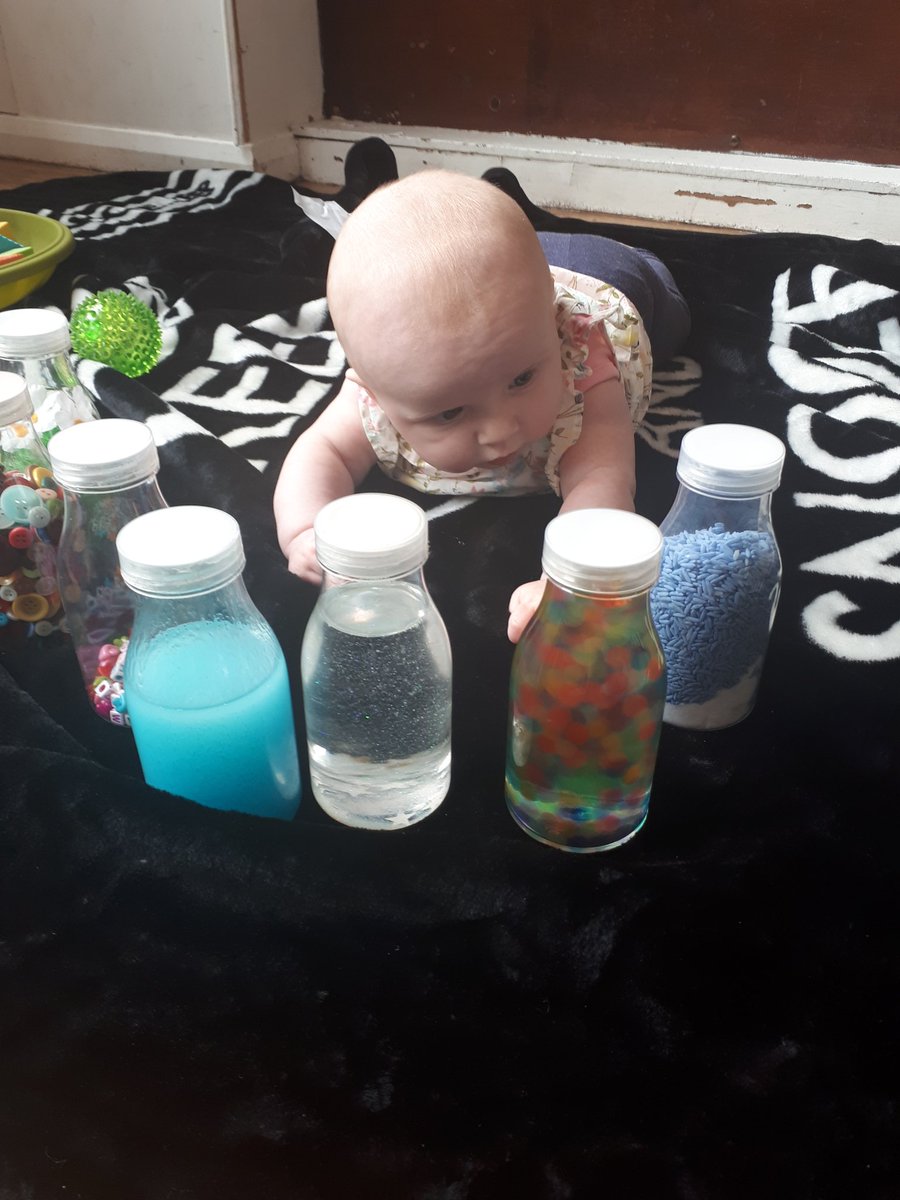 🎨SENSORY BOTTLES🎨
The bottles we've made for our classes are designed to develop your little one's sense of imagination and encourage exploration. 
Each one is designed to show cause and effect.
So your mess maker can enjoy themselves and they are learning at the same time 💜