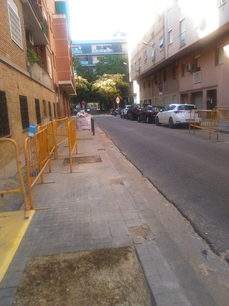 LHEnComuPodem's tweet photo. Això es el carrer Clotet, al barri de Santa Eulàlia. 
No és un cas aïllat, contínuament ens trobem el mateix paisatge a molts carrers de la nostre ciutat.
Si en el vostre carrer també ha passat això, posseu-vos en contacte amb nosaltres. https://t.co/KApNSUQ7TK