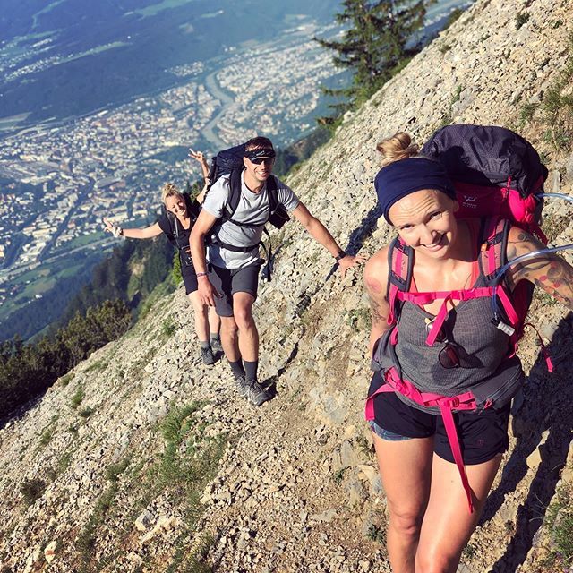 Ok. Das ist also dieses “Wandern”. Meine Outdoor affine Biolehrerin hat mir damals nicht verraten, dass dies heisst Kühe vom
Wanderweg zu “schubsen” (bzw. umgekehrt), sich über Eisflächen zu hangeln, stundenlang nur nach oben zu kraxeln, um sich dann auf… ift.tt/2NoF8EE