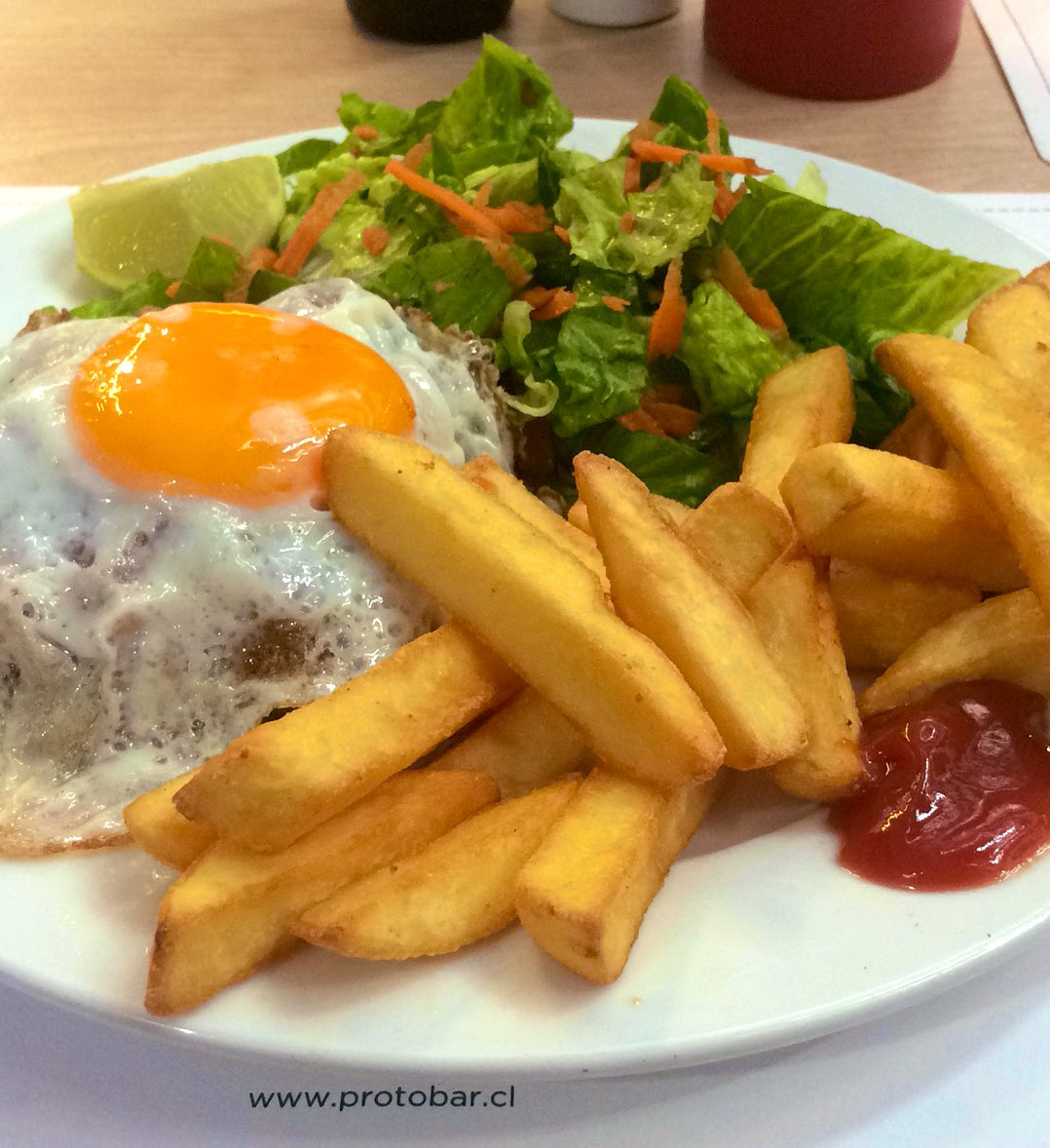 ¿Así o más rico nuestro almuerzo de hoy? Un clásico #Hamburguesa a lo pobre. Visítanos en Nueva de Lyon 45, local 1-B. #providencia