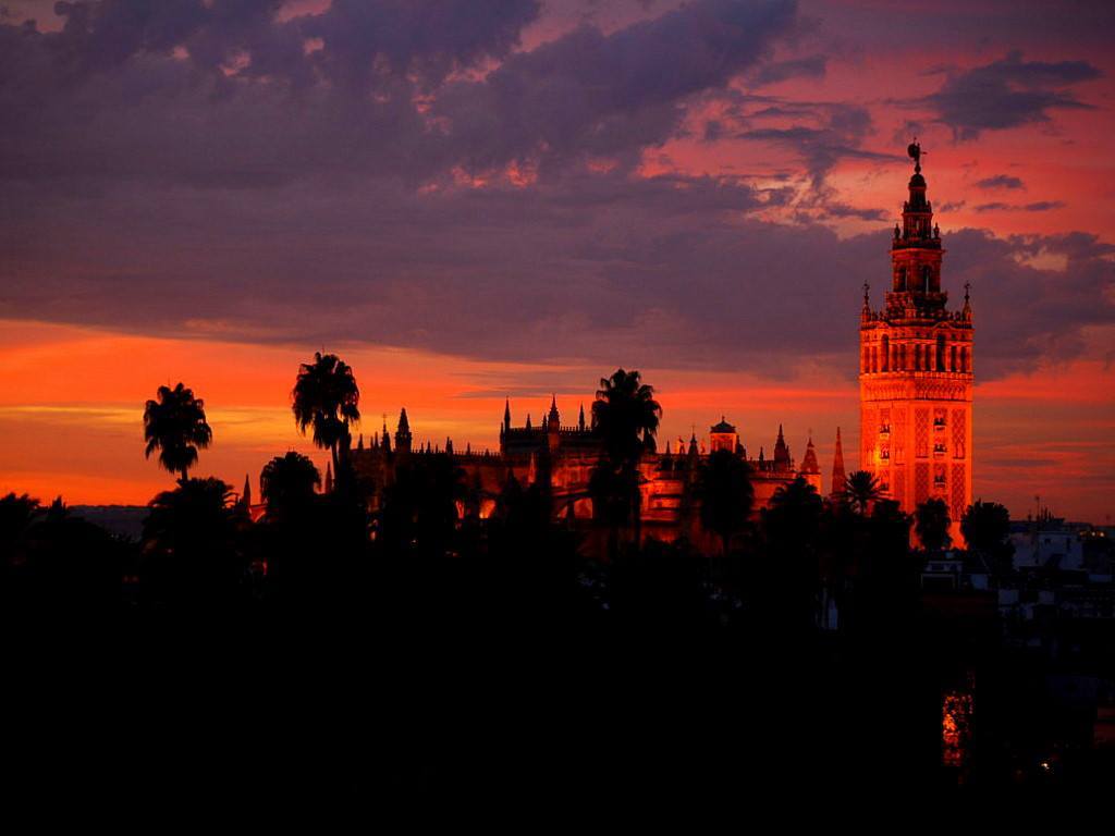 La catedral y la Giralda durante una intensa puesta de sol.