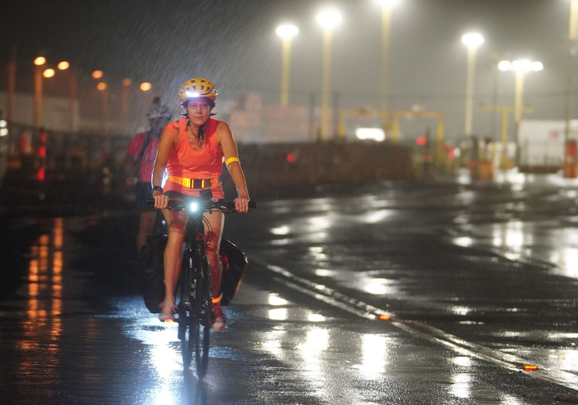 CivilBeat's tweet image. How Do You Make Bike Commuting Work On Oahu? Start at 4:30 a.m. buff.ly/2YpbrnR @marcelhonore #HInews