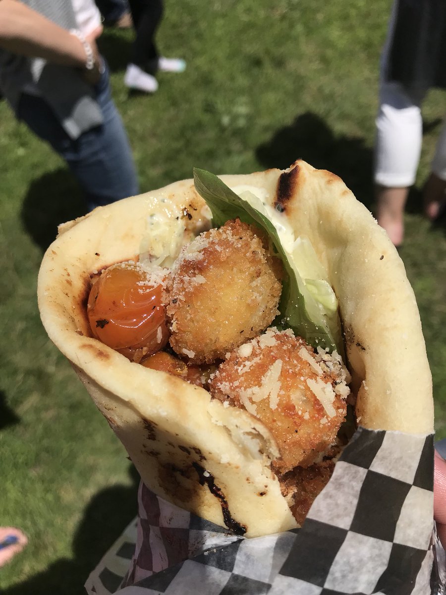 #HappyBirthdayCanada 🇨🇦

<a href="/monksandjonesie/">Monks&JonesieGastro</a> are in <a href="/DowntownFred/">Downtown Fredericton</a> serving up their deliciousness as they do

This margherita naanwich has deep fried boccaccini balls with grape tomatoes, basil and duck #confi
So yummy