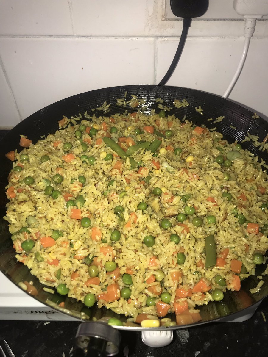 volqx's tweet image. Made fried rice for the first time ever (alone) . What do you think 😌