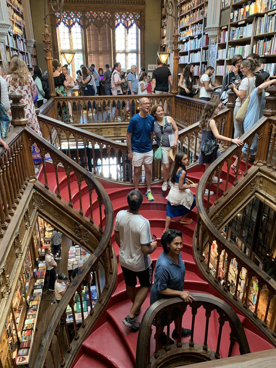 Dwarsliggert's tweet image. Hoezo de boekhandel is dood? Kijk naar Porto, in de rij staan om naar binnen te komen nadat je vijf euro hebt betaald 😳#livrarialello #springlevend