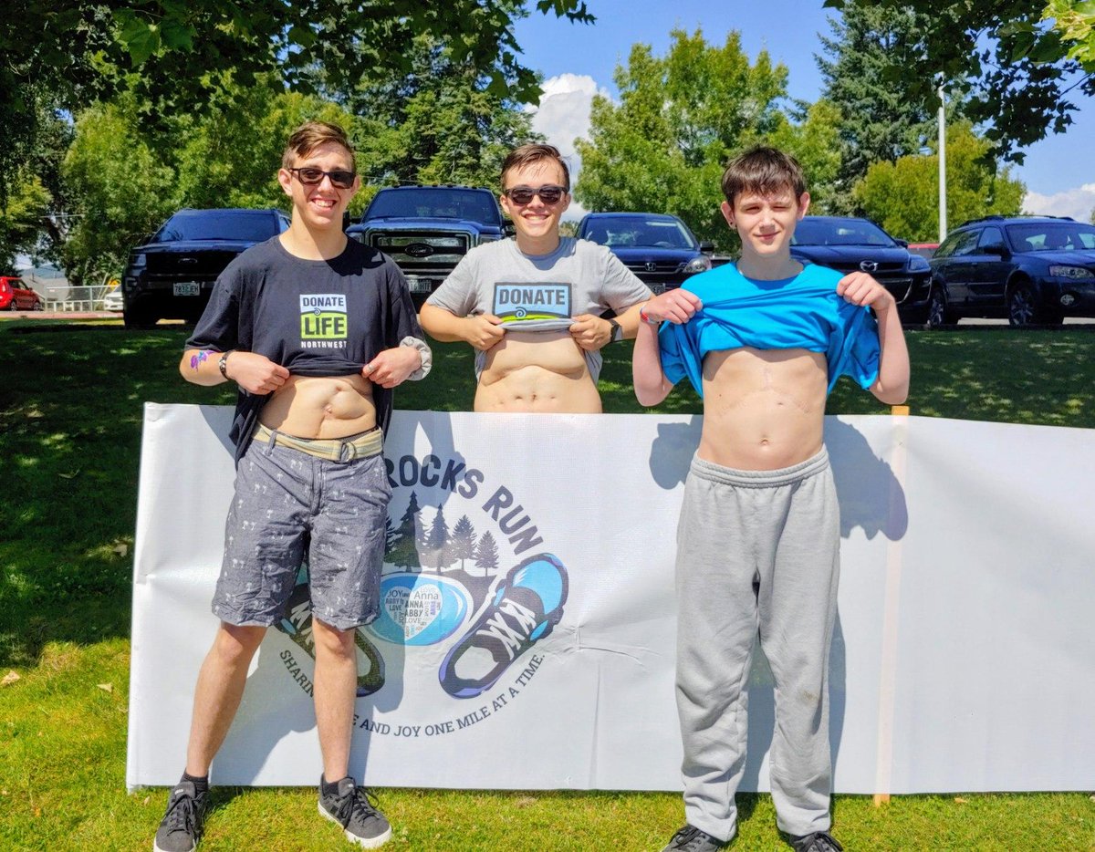 gorecycleyrslf's tweet photo. I spy with my little eye... THREE awesome teenage recipients! Jesse, Justice, &amp; Christian are volunteers for us &amp; for our parent org, @donatelifenw. This weekend, they were out at the Love Rocks Run sharing their lifesaving stories! #gorecycleyourself #loverocksrun https://t.co/Qc8jJejJad