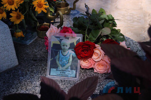 Сегодня исполнилось бы 10 лет...
2 июля 2014 г. при авианалете украинской армии на Станицу Луганскую погиб Ваня Ермилов (1.07.2009), которому только что исполнилось 5 лет.