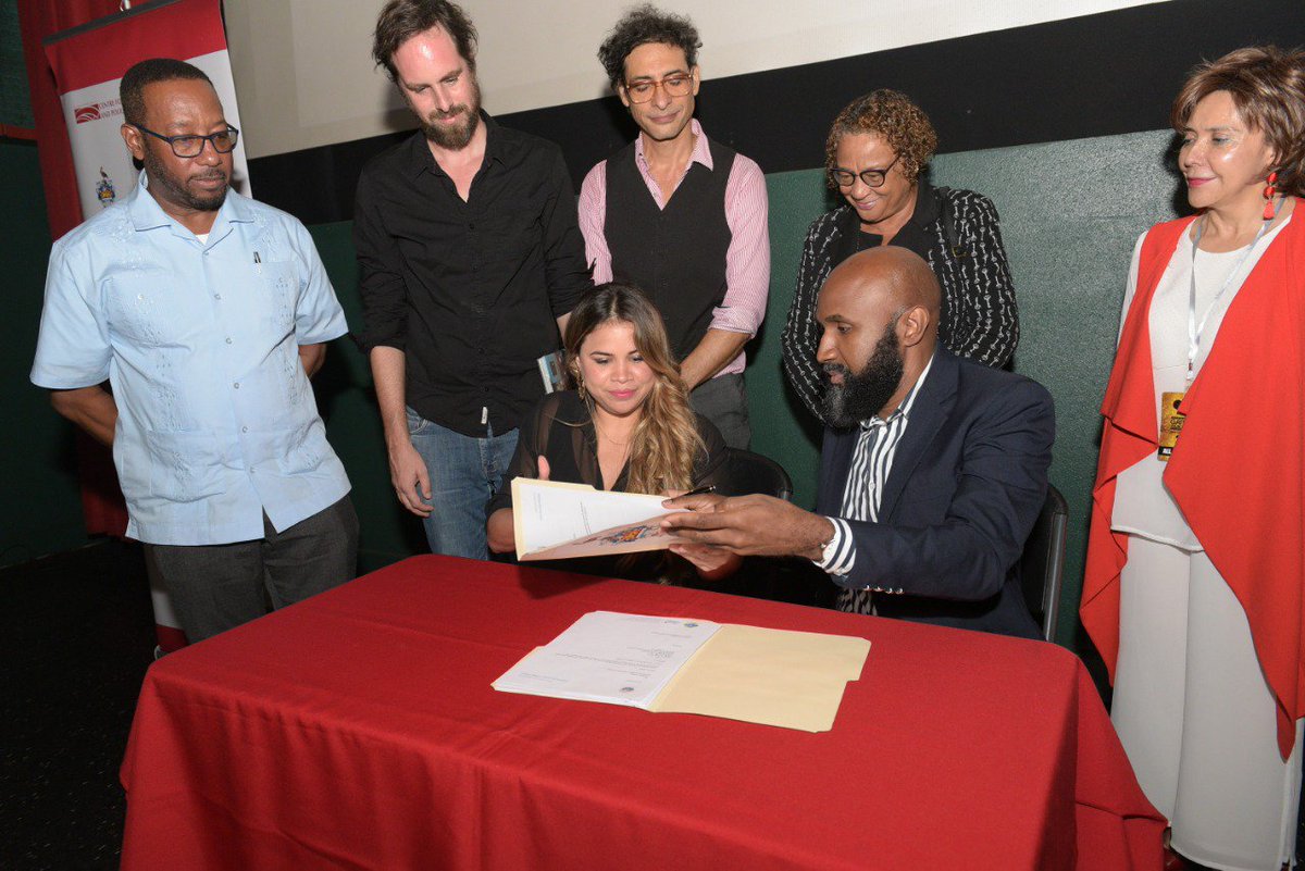 Unimagdalena's tweet photo. En el marco del Festival de Cine Internacional #Gatffest y en presencia de la @CancilleriaCol, @Unimagdalena firmó convenio interinstitucional con la Universidad de West Indies, que tiene como propósito principal fortalecer proyectos audiovisuales que resalten el Gran Caribe https://t.co/edySzMUjga