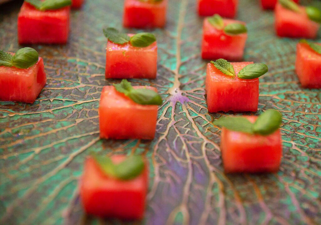 bluestrawb4hp's tweet photo. Perfectly refreshing for stylish Summer receptions, these delicious canapés are vegan &amp; gluten free - Compressed melon, smoked oil, mint and chilli
@madison__phipps @4hamiltonplace 
#meatfreemonday #meatfree #vegetarianevents #MayfairVenue #summerpartyvenue #summerpartyvenues https://t.co/xF34qxzpau