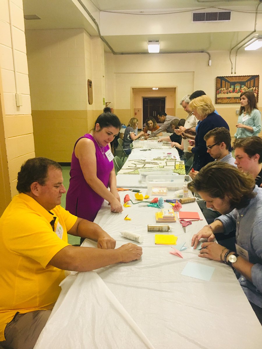 JeffersonCollab's tweet photo. Thanks to @southparklib for leading a craft activity station, featuring flower origami and a community mural project at last week’s #JeffersonCommunityCollaborative picnic! Our Collaborative members had a great time connecting over these fun activities. https://t.co/eAAYTdI3So