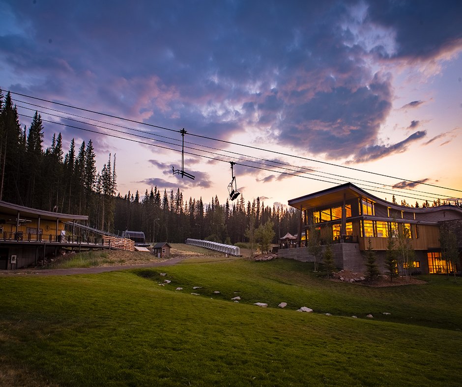 AspenSnowmass's tweet photo. July 2nd kicks off Farm to Table Tuesdays and Bonus Bike Nights at Snowmass. Come out and enjoy great food, drinks and extended hours in the Snowmass Bike Park. https://t.co/OesuhxdyyZ #FarmtoTable #Sunsetlaps
(📷: @jswansonphoto ) https://t.co/3Aqh0D0eTb