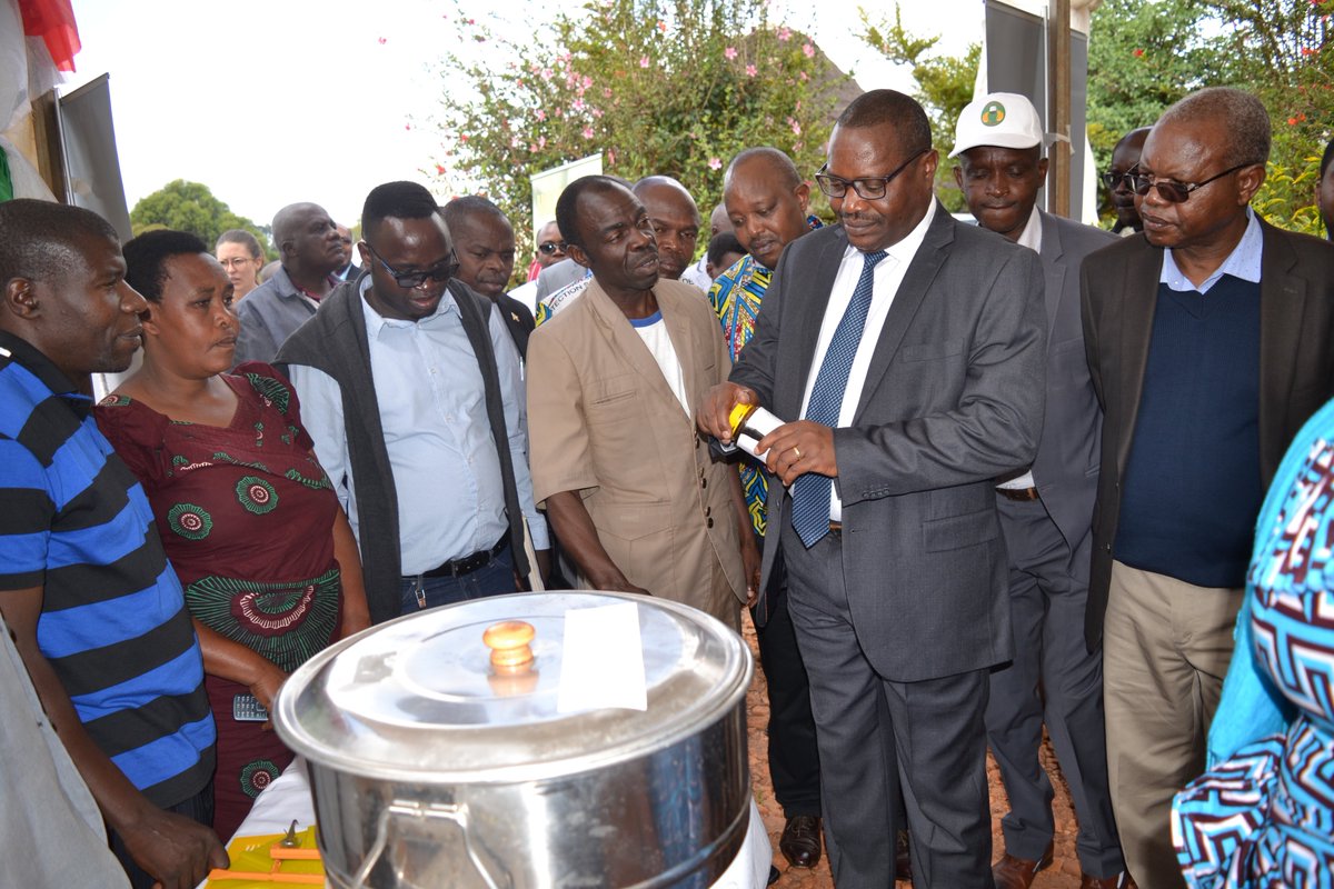 #Burundi #IndependenceDay2019 Décoration nationale du Ministre <a href="/DRurema/">Dr Déo-Guide RUREMA</a> du <a href="/BMineagrie/">BURUNDI/MINEAGRIE</a> par SE <a href="/pnkurunziza/">Pierre Nkurunziza</a> à l'occasion de notre 57ème anniversaire d'indépendance. (Augmentation de la production agricole et Élevage , engrais FOMI, Protection de l'environnement ...)