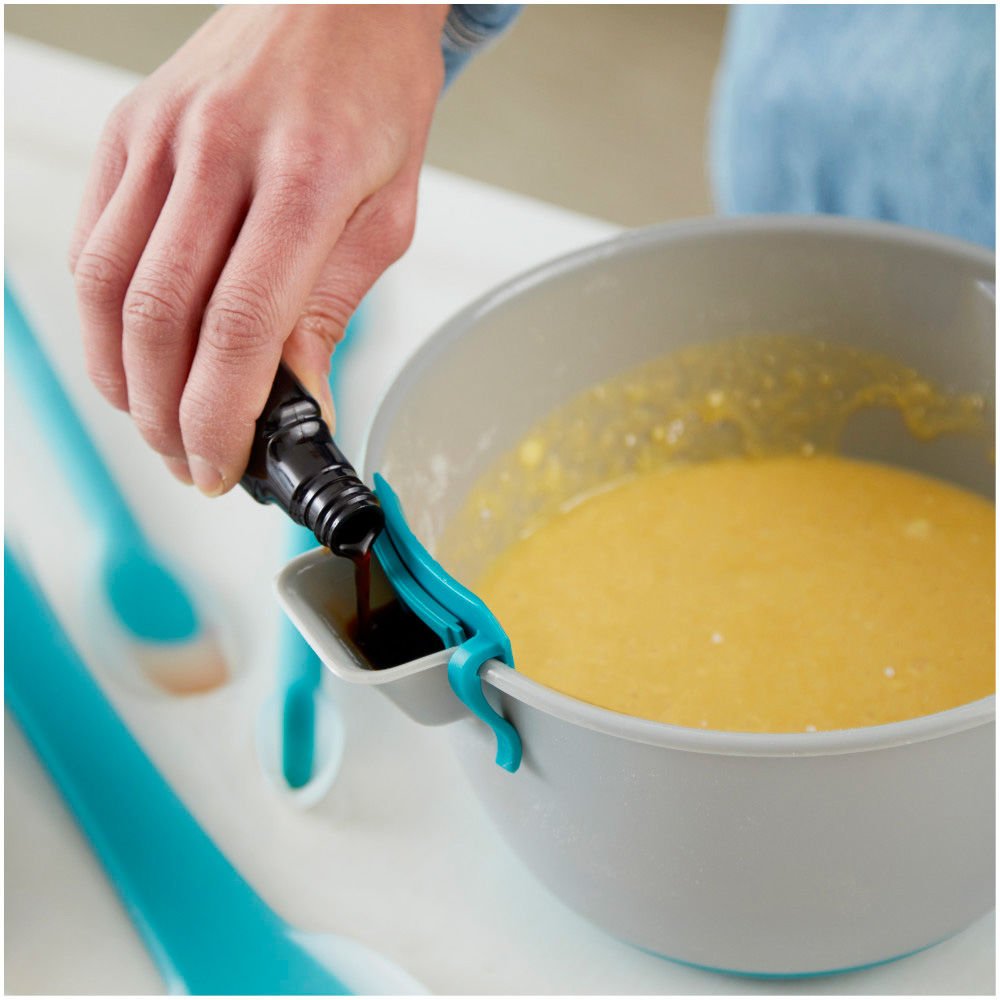 WiltonCakes's tweet photo. Mix and measure with this new #VersaTools Mixing Bowl! It includes a spout and spout stopper for easy measuring and pouring liquid ingredients. Shop here: https://t.co/KCpU5KBPwG #wiltoncakes https://t.co/ZC02Y0o7wk