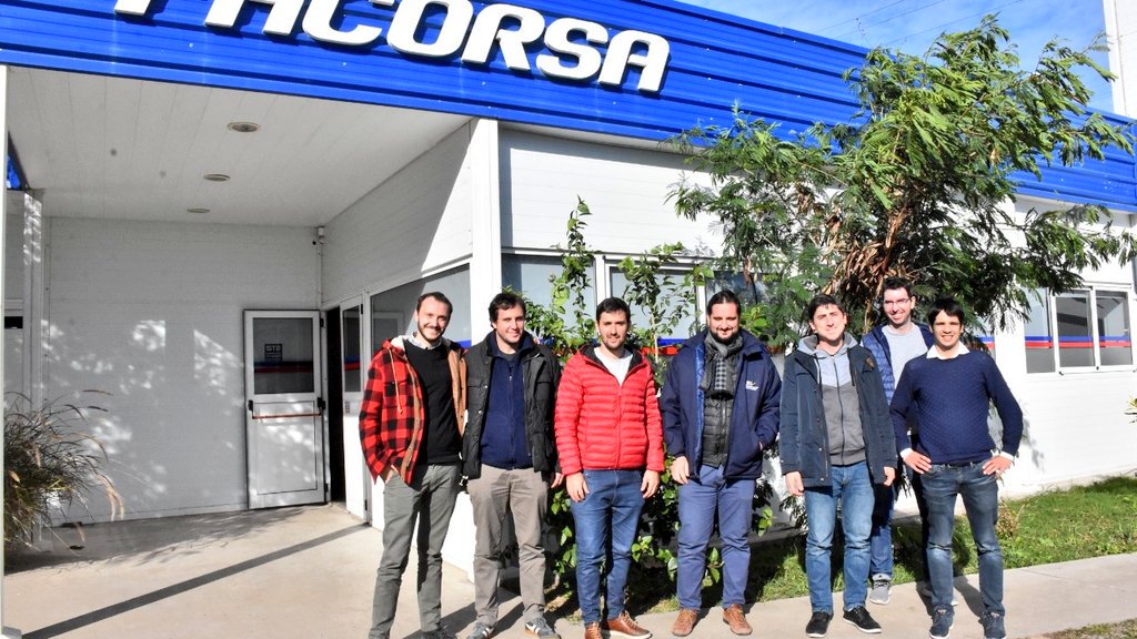 PacoGaribaldi's tweet photo. Charlar sobre nuevas políticas de producción es lo que nos impulsa a seguir apostando a la innovación y a la industria como motor de crecimiento para #SantaFe y la región. Con representantes de la #UniónIndustrial Joven compartimos un gran encuentro de intercambio y desafios. https://t.co/k6Ey6Ilhbk
