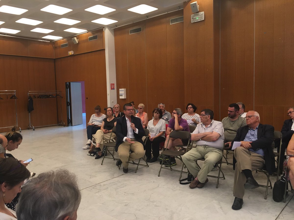 Ce soir toute la #Gauche les  associations les syndicats les salariés et les citoyens sont réunis à #Orly pour dire #Non à la privatisation d’#Adp