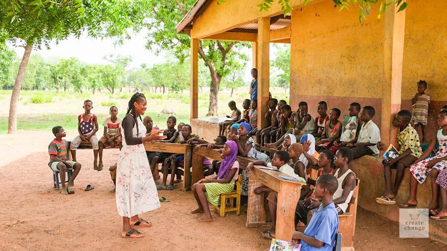 createchangenow's tweet photo. Storytelling- one of the most complete strategies available for teaching literacy learning. Literacy leader Dorcas teaches students about the art of storytelling. #Literacy #Storytelling #Ghana #CreateChangeNow #GirlsLeadership #GirlsEducation #Women #Africa https://t.co/9hzTW7n7nx