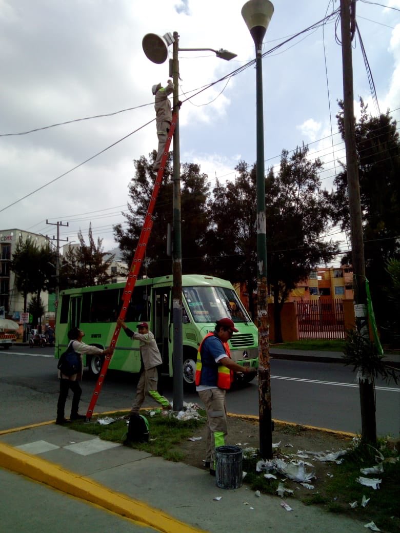 TuAlcaldiaGAM's tweet photo. Invitamos la semana con la instalación de reflectores de led y pintado de postes en Av. Ticoman frente al #CINVESTAV. https://t.co/mcFEH2Fwt9
