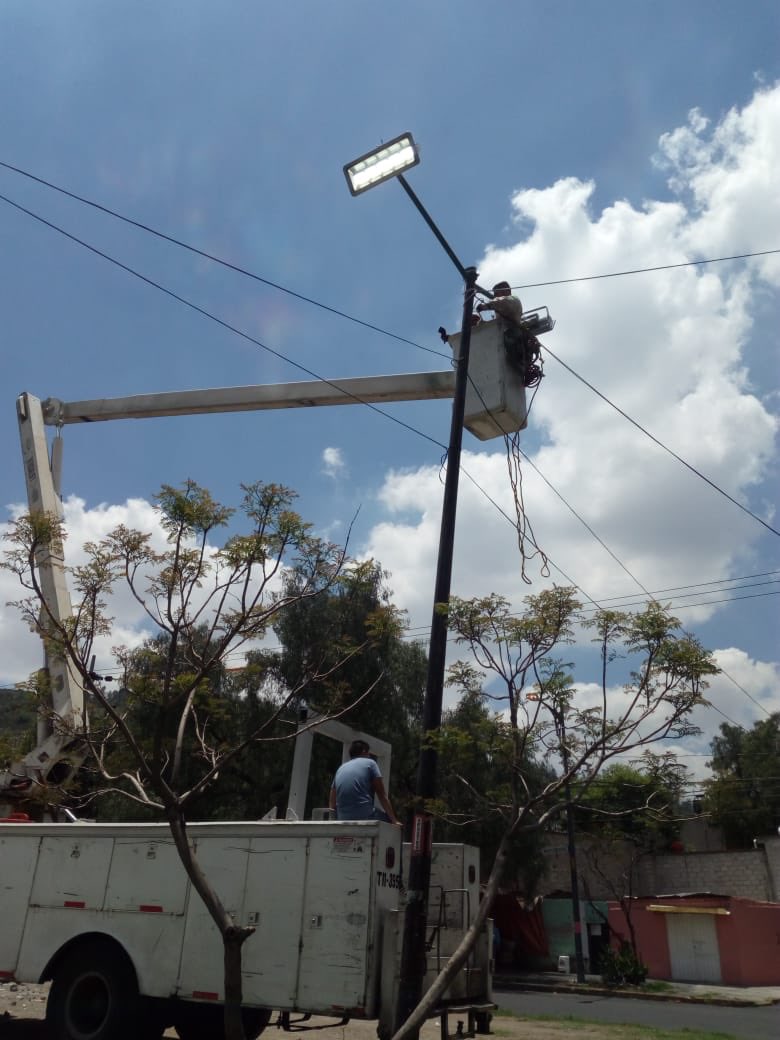 Invitamos la semana con la instalación de reflectores de led y pintado de postes en Av. Ticoman frente al #CINVESTAV.