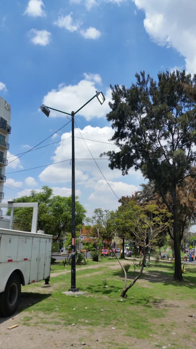 TuAlcaldiaGAM's tweet photo. Invitamos la semana con la instalación de reflectores de led y pintado de postes en Av. Ticoman frente al #CINVESTAV. https://t.co/mcFEH2Fwt9