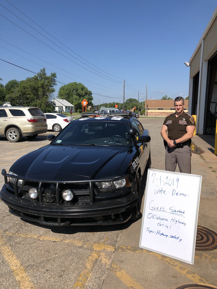 RandieTree's tweet photo. Enid Center gate demo! #RedRiverRWB #RedRiverSafety https://t.co/WDE1hRbQL7