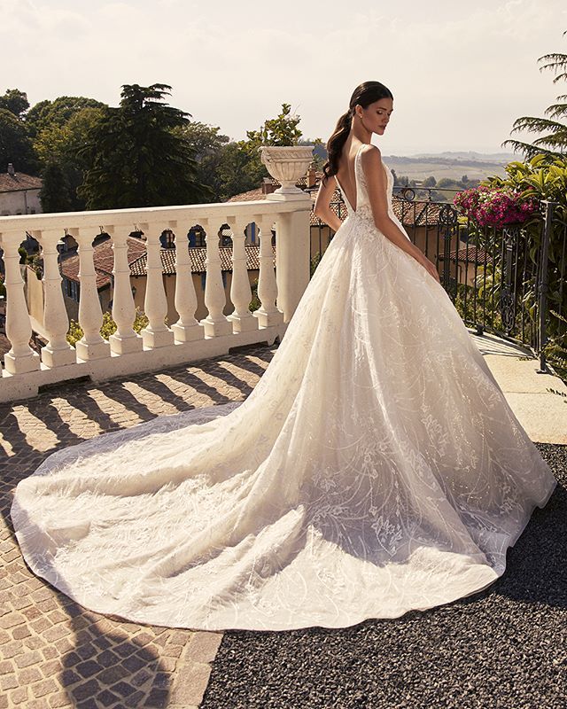 Exclusive floral weavings embroidered the gown, and shine✨ If your dream is to be a princess, realize it💕
.
.
[Dress: NCA20361 online on nicolemilano.it] #Nicole2020Collections #NicoleCouture ift.tt/2FLsYPI