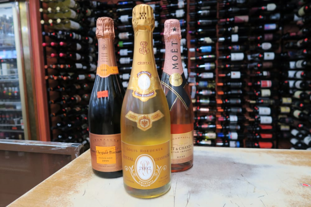 liquordan's tweet photo. We can always think of an excuse for bubbles. 🍾 https://t.co/RUnIuTBs19