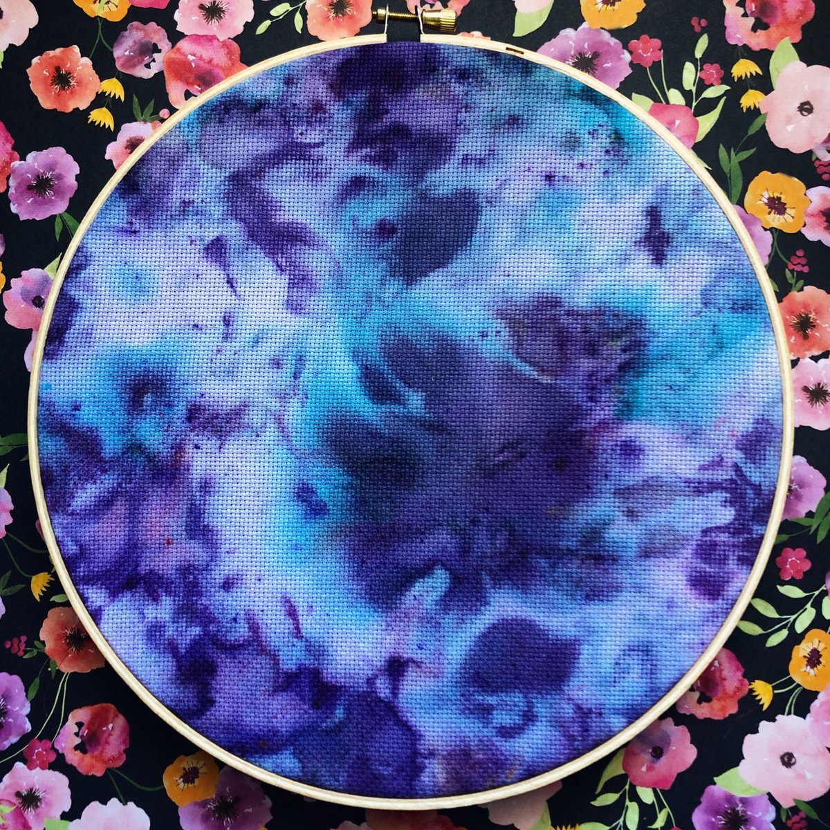 Cosmic_Stitch's tweet photo. Should I add hand dyed fabric to my website 🤔 

#handdyed #embroideryhoop #tiedye #icedyed https://t.co/HOLwoqPW7b