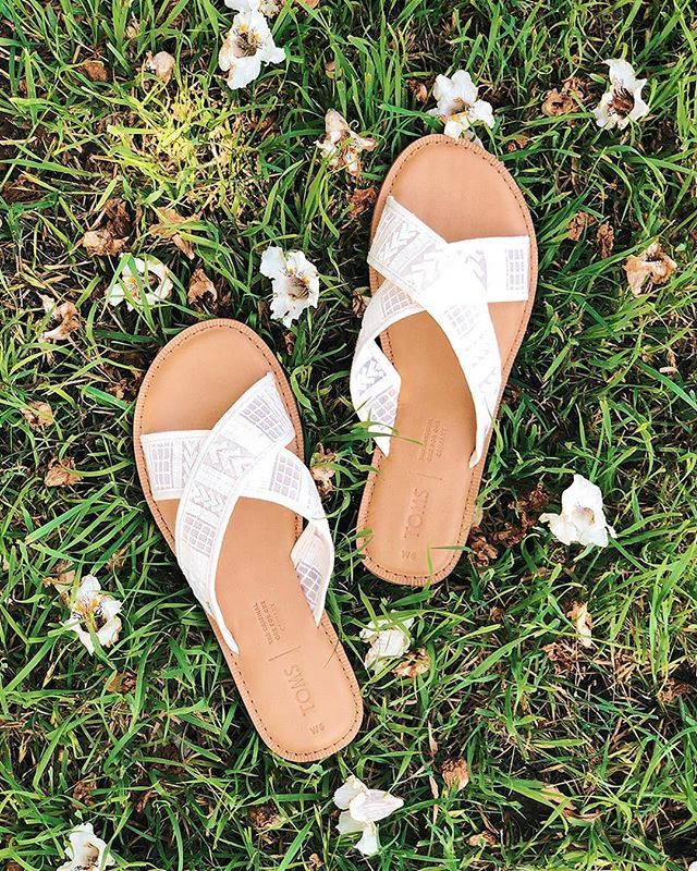 Groovys's tweet image. Kick up your feet and watch the fireworks 🎆 in our @TOMS Viv Sandals 🌟 ift.tt/3263NRK