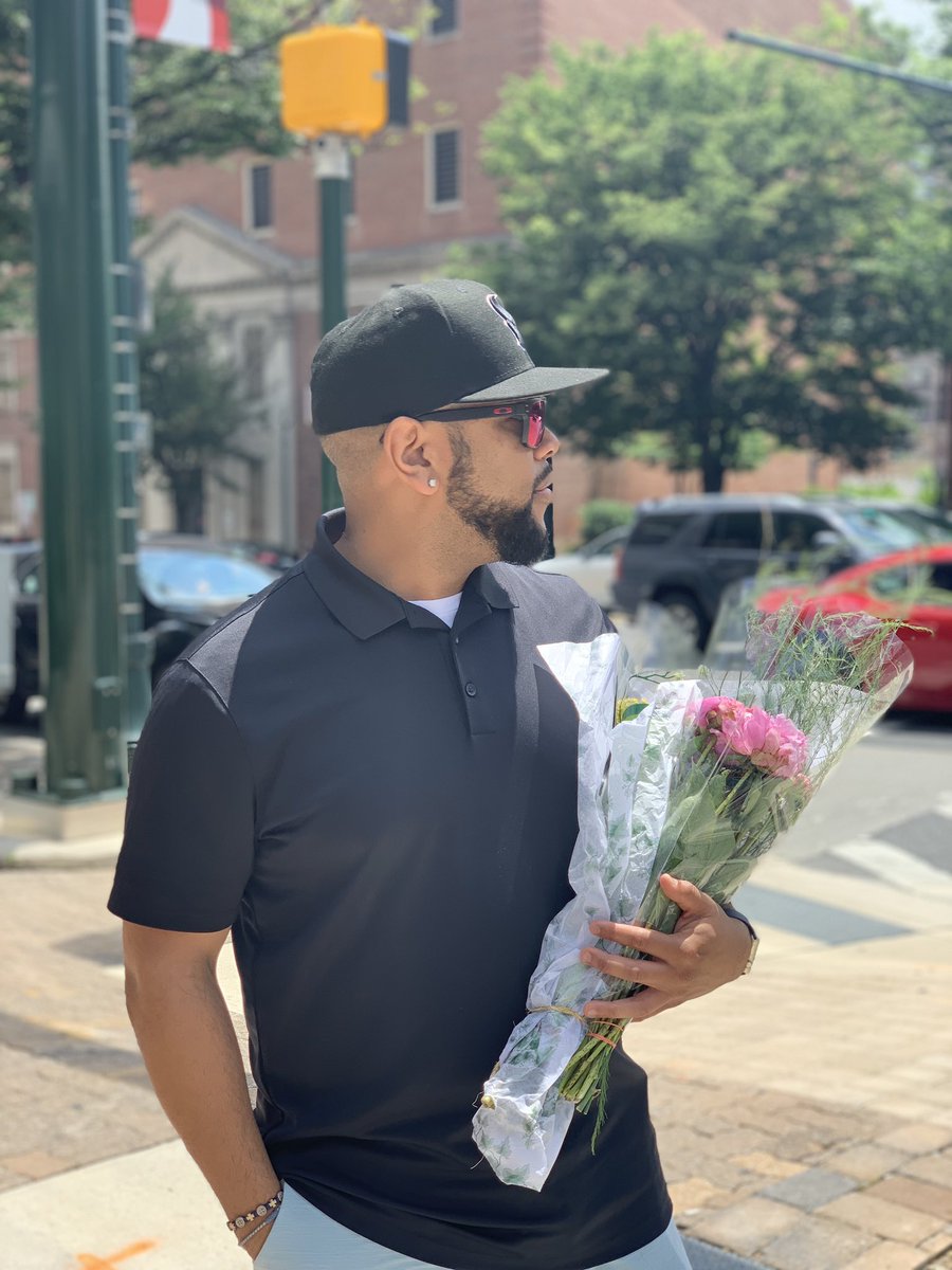 sammibiles's tweet photo. my ex refused to get me $7 peonies the one time I actually asked. 

my future husband? grabs them any time he sees them😭 
n e v e r  e v e r settle ladies, ever. https://t.co/m4DTyfyKxU